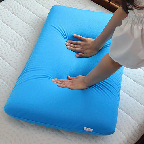 中の空気を押し出す