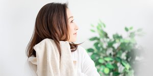 女性がタオルで髪の毛を乾かしているイメージ