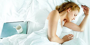 ベッドで眠る外国の女性