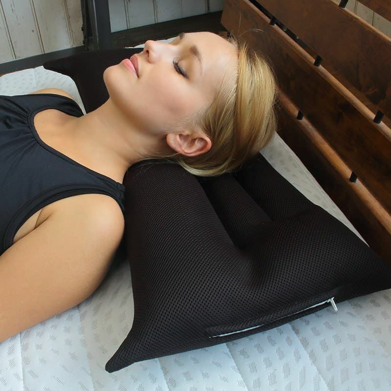 首を支えて胸を開くT型枕 首狩り族のTバックピロー｜BlueBlood.Shop